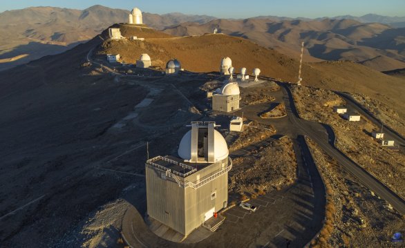Pohled na observatoř ESO, La Silla, Chile z ptačí perspektivy. V popředí  (dnes již česká) observatoř E152 s otevřenou kopulí. Autor: Zdeněk Bardon