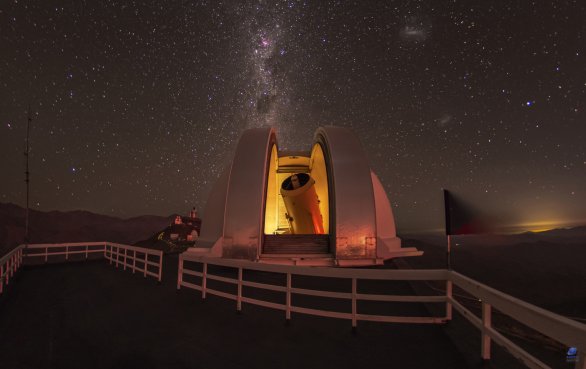 Dalekohled E152 začíná pozorovat v testovacím provozu. Snímek byl pořízen těsně po západu Slunce. ESO, La Silla, Chile Autor: Zdeněk Bardon