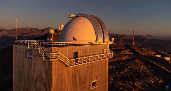 Detailnější snímek kopule observatoře E152 z dronu. ESO, La Silla, Chile Autor: Zdeněk Bardon