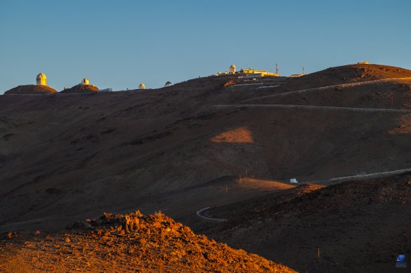 Pohled na observatoř ESO, La Silla, Chile z příjezdové cesty a při západu Slunce. Autor: Zdeněk Bardon