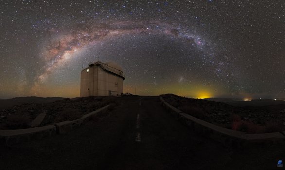 Mléčná dráha nad budovou dalekohledu E152. ESO, La Silla, Chile Autor: Zdeněk Bardon