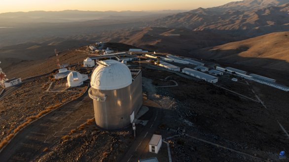 Ještě jeden pohled na observatoř E152 z ptačí perspektivy, ale směrem k ubytovacímu komplexu. ESO, La Silla, Chile