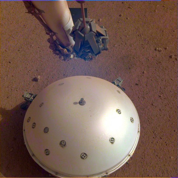 Detail poklopu chránícího citlivý seismometr SEIS sondy InSight před nepatrnými záchvěvy danými i slabým prouděním větru na Marsu. Záběr z kamery na robotické paži. Autor: NASA/JPL-Caltech
