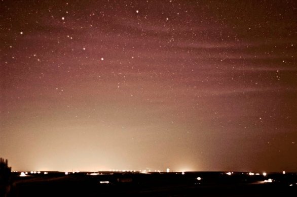 Na obrázku ze zrcadlovky (DSLR) výše můžete jen rozeznat vlnění gravitačních vln v horní části snímku. Porovnáním tohoto obrázku a dalších podobných obrázků s vysokorychlostním videem elfů byli vědci schopni potvrdit, že pruhy elfů byly způsobeny gravitačními vlnami, které se pohybovaly směrem ven z bouře nad západní Nebraskou. Autor: Walter Lyons