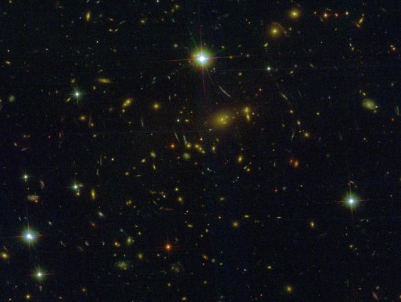 Galaktická kupa s označením SMACS J0723.3-7327 je zde zobrazena na snímku HST (Hubbleova vesmírného dalekohledu). Dosud nejlepší snímek v optickém a blízkém infračerveném oboru pořídila kamera ACS (Advanced Camera for Surveys). Autor: NASA/ESA/STScI