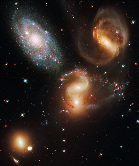 Stephanův kvintet je skupina čtyř interagujících galaxií, přičemž pátá se promítá blíže před touto čtveřicí. Autor: NASA/ESA/STScI