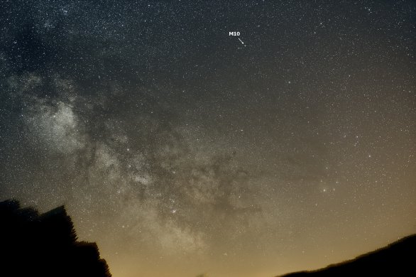 Poloha kulové hvězdokupy M10 na širokoúhlém snímku letní Mléčné dráhy během Lyrid 2020. Canon 6D a Sigma 35 mm, ISO 1600, 13×60 s. Autor: Martin Gembec