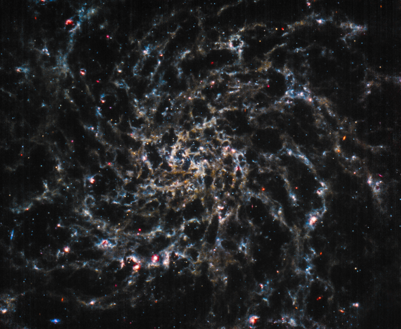 Galaxie IC 5332 v souhvězdí Sochaře kamerou MIRI dalekohledu Jamese Webba. Použité filtry: červená barva: MIRI F2100W, oranžová: MIRI F1130W, azurová: MIRI F770W, extra jasový kanál v šedé: MIRI F1000W. Autor: NASA/ESA/CSA/Judy Schmidt