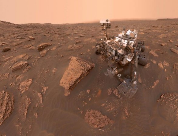 15. června 2018 pořídil rover Curiosity v lokalitě na sever od Vera Rubin Ridge mnoho fotek, ze kterých vznikl tento jeho autoportrét. Autor: NASA