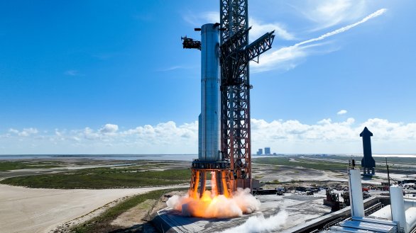 Statický zážeh motoru Raptor 2 na stupni B7 rakety SuperHeavy 10. 8. 2022 na testovacím kosmodromu Starbase v texaském Boca Chica Autor: SpaceX