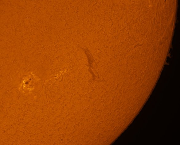 Aktivní oblast se skvrnami, tmavý filament a protuberence na okraji Slunce 16. 8. 2022 Autor: Martin Gembec/iQLANDIA