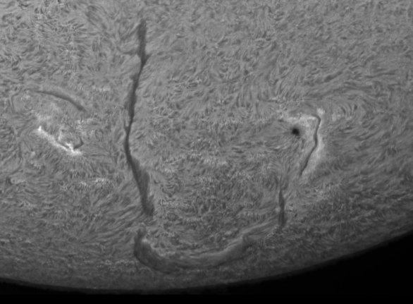 Slunce v H-Alfa 3. 9. 2022 08:29. Snímáno přes vysokou oblačnost. Refraktor achromát 152/1200, D-ERF filtr 160mm, Quark Chromosphere, kamera ASI 1600MM. Jindřichův Hradec Autor: Jiří Spilka