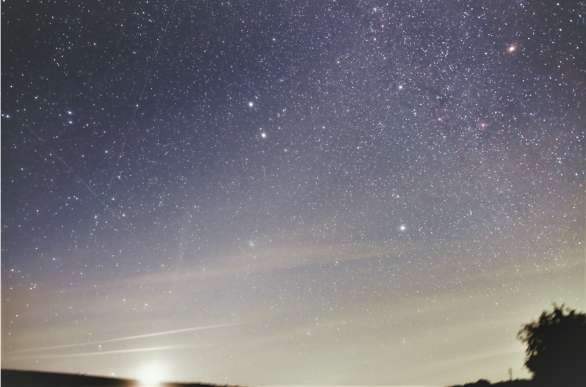 Zodiakálne svetlo s vychádzajúcim Mesiacom Autor: Tadeáš Valent