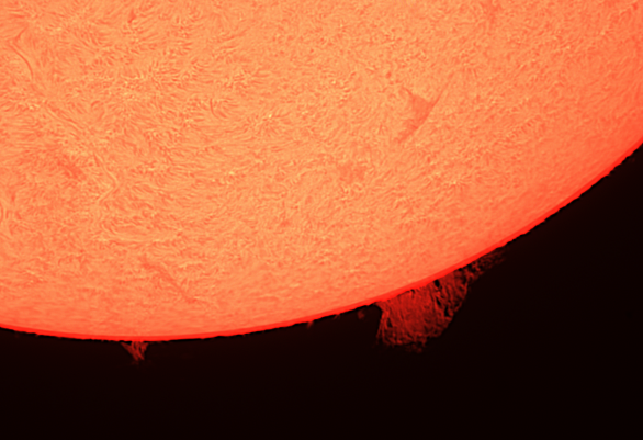 Protuberance na okraji Slunce 9. 10. 2022 ve 12:54 SELČ. Lunt 60 (H-alfa), QHY5-III224C, barlow 2×, video 1000 snímků, vybráno a zostřeno 500 z nich v Autostakkertu 3 a Registaxu 6 Autor: Martin Gembec/iQLANDIA