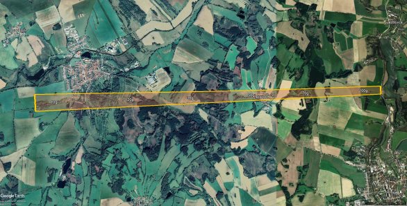 Detail oblasti, kde by se mohly nacházet meteority. Meteority různých hmotností lze očekávat v různých částech oblasti. Vyznačena jsou teoretická místa dopadu meteoritů o hmotnostech od 10 do 100 gramů. Není však známo, jak velké meteority ve skutečnosti dopadly. Autor: grafika: Astronomický ústav AV ČR, podkladová mapa: Google Earth