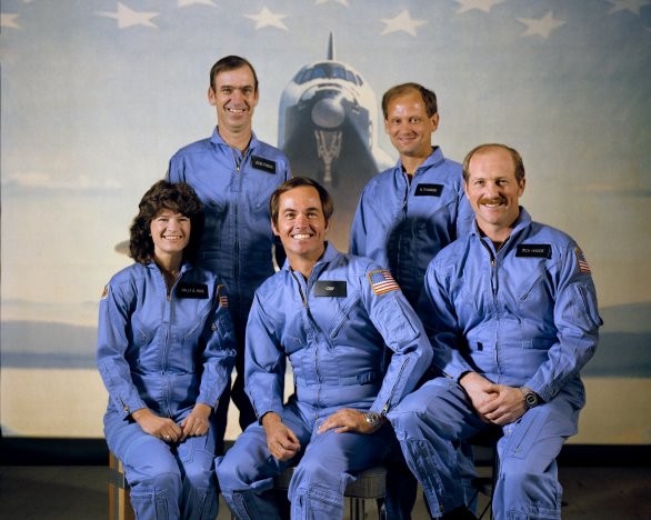 Posádka raketoplánu Challenger při misi STS-7. Zleva: Sally Rideová, John Fabian, velitel Robert Crippen, Norman Thagard a pilot Frederick Hauck. Autor: Wikimedia Commons