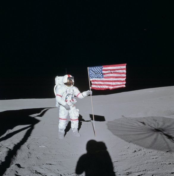 Alan Shepard stojí u americké vlajky na povrchu Měsíce během mise Apolla 14 Autor: NASA