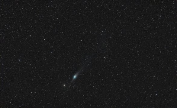 Kometa C/2022 E3 (ZTF) 24. 1. 2022 kolem 1:45 SEČ. Složeno 60 snímků pořízených během půl hodiny. Canon 6D, Samyang 135/f2,2, 61×30 sekund, ISO 3200, Vixen Polarie, Kozákov. Autor: Martin Gembec