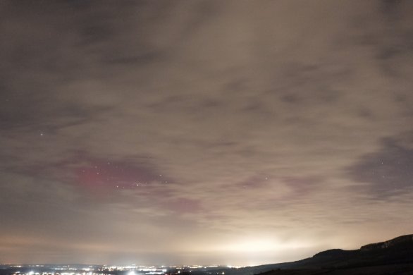 Polární záře 24. 3. v 0:39 za oblačností při pohledu z Mikulova Autor: Radek Kroupa