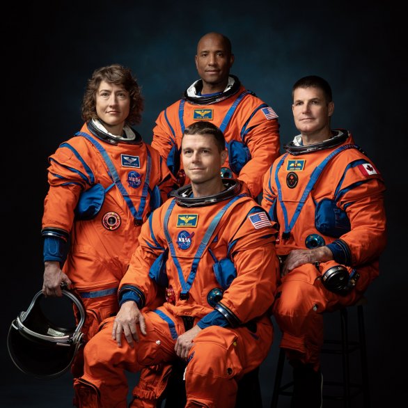 Posádka mise Artemis II: zleva astronauti NASA Christina Hammock Koch, Reid Wiseman, Victor Glover (vzadu) a astronaut CSA Jeremy Hansen. Autor: NASA