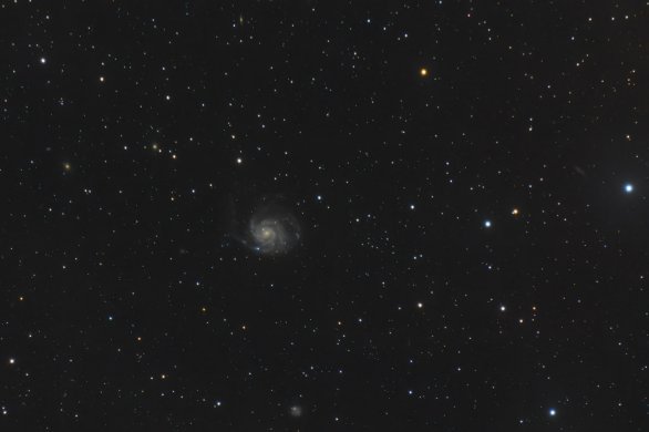 Galaxie M101 se supernovou SN 2023ixf, která září namodrale ve spodním spirálním rameni. Snímek pořízený relativně dostupným vybavením - zrcadlovka, jednoduchý tracker, teleobjektiv (Nikon Z6II, 112×60 s, ISO 6400, Tamron 100-400mm f/4.5-6.3 na 400 mm, f/8 a Star Adventurer 2i. Zpracování SiriL, PS, Topaz. Autor: Pavel Karas