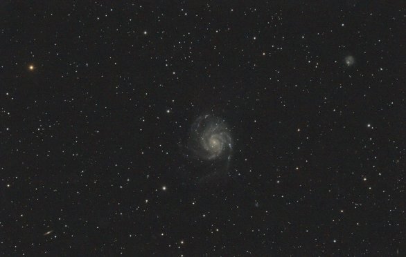 Galaxie M101 se supernovou SN 2023ixf (nejvýraznější tečka v rameni vpravo od středu galaxie). Na snímku vyniká ještě galaxie NGC 5474 (vpravo nahoře) nebo vlevo u dolního rohu z profilu pozorovaná NGC 5422. Dalekohled WO FLT98, 16×2 min, ISO 1600, Canon 6Dmod, QE6 OnSTEP, ASIAir Mini, Pixinsight. Autor: Martin Gembec