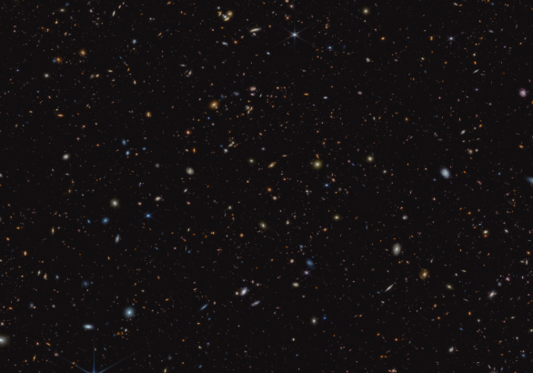 Na snímku v infračerveném oboru záření z vesmírného dalekohledu Jamese Webba (JWST) vidíme část oblasti oblohy známé jako GOODS-South, která byla dobře prozkoumána Hubbleovým vesmírným dalekohledem a dalšími observatořemi. Je zde vidět více než 45 000 galaxií. Snímek vznikl v rámci programu JWST Advanced Deep Extragalactic Survey neboli JADES. Autor: NASA, ESA, CSA, Brant Robertson (UC Santa Cruz), Ben Johnson (CfA), Sandro Tacchella (Cambridge), Ma