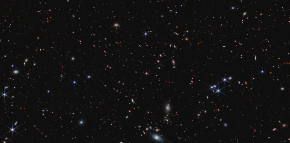 Na snímku s více než 20 000 galaxiemi je uprostřed nenápadný červený objekt s difrakčními kříži - kvasar J0100+2802. Snímek v infračerveném oboru záření byl pořízen kamerou NIRCAM vesmírného dalekohledu Jamese Webba Autor: NASA, ESA, CSA, Simon Lilly (ETH Zürich), Daichi Kashino (Nagoya University), Jorryt Matthee (ETH Zü