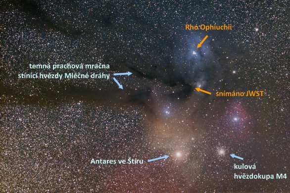 Oblast souhvězdí Hadonoše a Štíra je bohatá na různé typy mlhovin. Právě zde se nachází pole snímku uveřejněného k prvnímu výročí prvních snímků JWST Autor: Martin Gembec