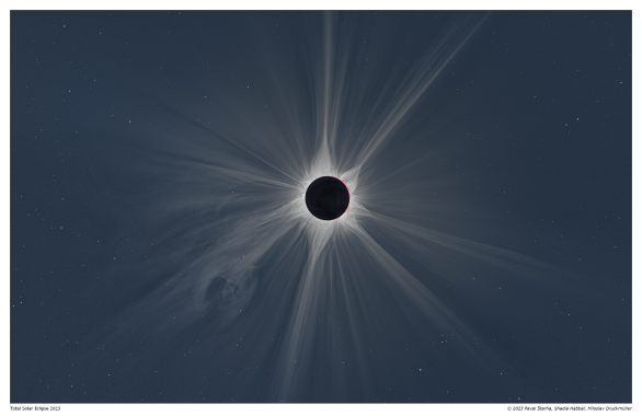 Na tomto širokoúhlém obrázku bílé sluneční koróny je světlo odražené od volných elektronů. Elektron je nabitá částice, která je ovlivňována magnetickým polem Slunce. Proto to, co vidíte na obrázku, je vizualizace slunečního magnetického pole.  V levé dolní části obrázku je dobře vidět velký oblak plazmatu, který odlétl od Slunce, nazývaný zkratkou CME (Coronal Mass Ejection). Autor: Pavel Štarha, Shadia Habbal, Miloslav Druckmüller
