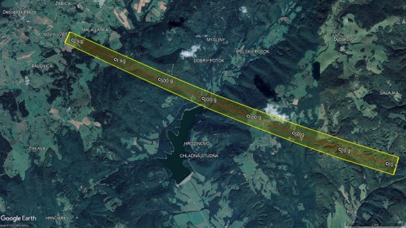 Detail oblasti, kde by se mohly nacházet meteority. Meteority různých hmotností lze očekávat v různých částech oblasti. Vyznačena jsou teoretická místa dopadu meteoritů o hmotnostech 2 kg až 10 g. Není však známo, jak přesně velké meteority a v jakém počtu ve skutečnosti na zem dopadly, nicméně z modelování dynamiky vychází, že největší meteorit by mohl mít hmotnost až kolem 2 kilogramů (grafika: Astronomický ústav AV ČR, podkladová mapa: Google Earth).