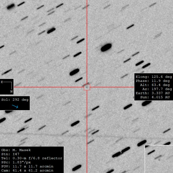 Znovunálezový snímek komety P/2004 V3 (Siding Spring) pořízený 19. 7. 2023 přes robotický dalekohled FRAM v Argentině. Kometa vypadá jako slabá hvězdička na snímku. Jednotlivé snímky byly skládány na pohyb komety (45×120s), hvězdy se proto jeví jako krátké usečky, neboť se kometa posouvala vůči hvězdnému pozadí. Zpracování v programu Tycho-Tracker. Autor: FRAM/FZÚ/Martin Mašek