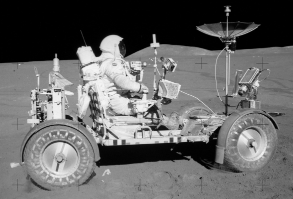 První lunární vozítko (Lunar Roving Vehicle, LRV) na Měsíci řídí David Scott z Apolla 15 Autor: NASA