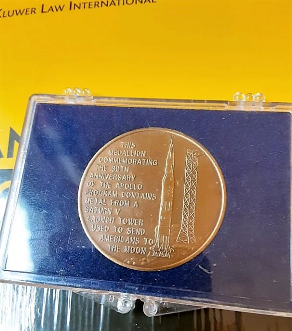 Líc zlaté medaile ke 30. výročí mise Apolla 11. Autor: Archiv Miloslava Machoně a Mahuleny Hofmannové