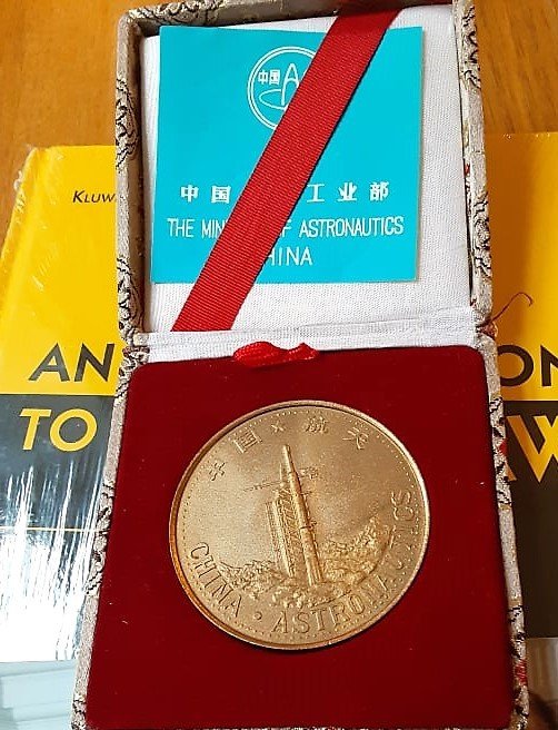 Medaile Čínské kosmické agentury. Autor: Archiv Miloslava Machoně a Mahuleny Hofmannové