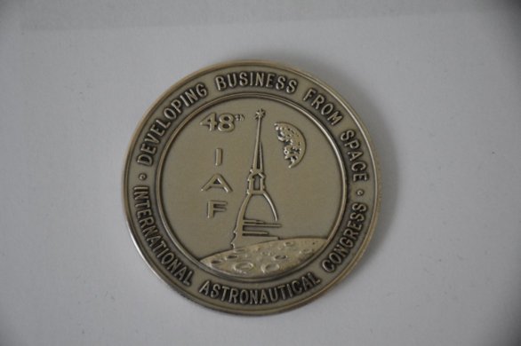 Rub medaile 48. Mezinárodního astronautického kongresu (1997) Autor: Archiv Miloslava Machoně a Mahuleny Hofmannové