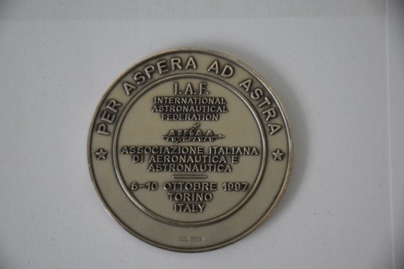 Líc medaile 48. Mezinárodního astronautického kongresu (1997) Autor: Archiv Miloslava Machoně a Mahuleny Hofmannové