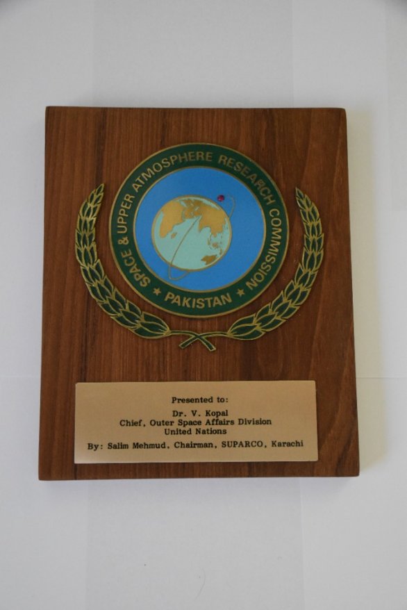 Medaile Pákistánské výzkumné komise pro kosmický prostor a vrchní atmosféru, věnovaná Dr. Salimem Mehmudem Autor: Archiv Miloslava Machoně a Mahuleny Hofmannové