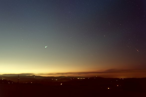 Celkový záběr souhvězdí Blíženců a Oriona 18. 8. 2023 ráno. Šipkou je vyznačena pozice komety C/2023 P1 (Nishimura), na zmenšeném snímku však není vidět. Autor: Martin Gembec