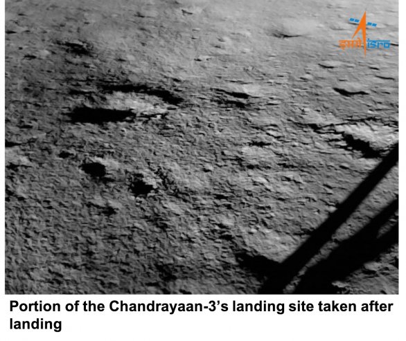 Část povrchu Měsíce v místě přistání indického modulu Vikram mise Chandrayaan-3 (23. 8. 2023) Autor: ISRO