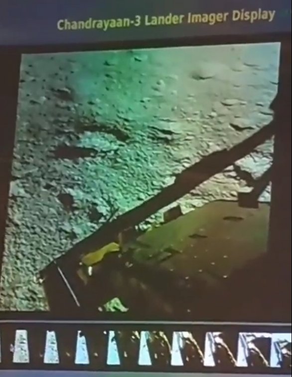 Rover Pragyaan na rampě během sjíždění na povrch Měsíce Autor: X/RocketGyan