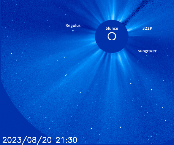 Regulus ze souhvězdí Lva, zanikající kometa (sungrazer) a periodická kometa 322P/SOHO