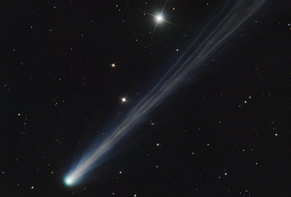 C/2023 P1 (Nishimura) 9. 9. 2023, 12×60 sekund, Orion CT8 (200/900@1006 mm), ASI294MC Pro, pointace ASIAir Mini a ASI120MM, montáž EQ6 OnStep. Do snímku složeného na hvězdy citlivě vložena kometa ze snímku složeného na kometu. Autor: Martin Gembec