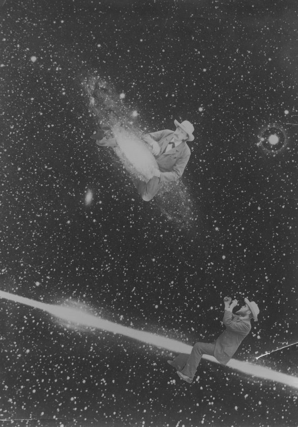 Koláž složená z původní fotografie pořízené v noci z 12. na 13. září 1923 s reálnými postavami ondřejovské hvězdárny té doby – zakladatelem hvězdárny Dr. Josefem Janem Fričem „sedícím na galaxii M31“ (nahoře) a prvním ředitelem hvězdárny profesorem Františkem Nušlem „sedícím na bolidu“ (dole). Autor: archiv Astrnomického ústavu AV ČR, autor neznámý