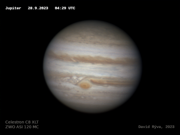 Jupiter s velkou skvrnou a konvektivními bouřemi Autor: David Rýva
