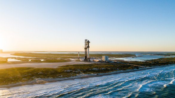 Sestava SuperHeavy Starship (raketa B9 a loď S25) na rampě OLM v říjnu 2023 kosmodromu Starbase v Boca Chica (Texas, USA) Autor: SpaceX