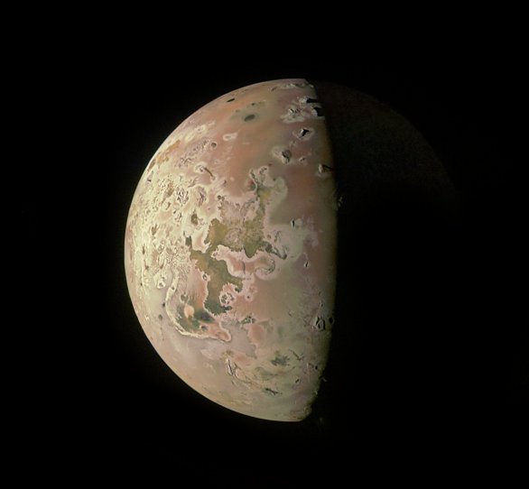 Jupiterův měsíc Io na fotografii sondy Juno (z 55. průletu perijovem) Autor: NASA/JPL-Caltech/Ted Stryk