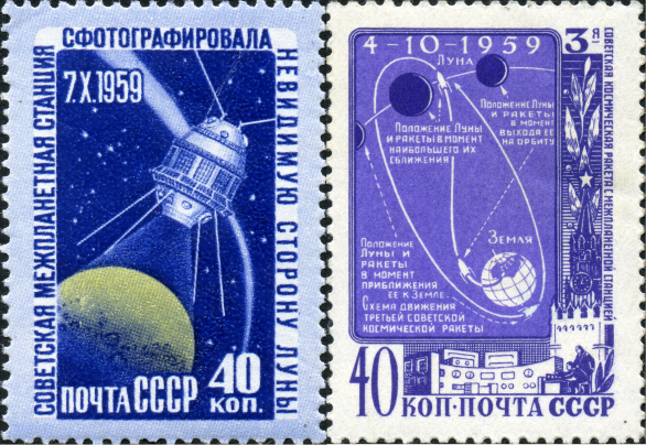 „Sovětská meziplanetární stanice vyfotografovala neviditelnou stranu Měsíce“ – tak zní text na poštovní známce vydané v roce 1960 na památku mise Luna 3 (vlevo). Vpravo je známka, která oslavuje raketu a samotný manévr, který umožnil fotografii odvrácené strany pořídit. Kromě ideologického účelu, má tato známka i nepřehlédnutelný didaktický smysl. Autor: commons.wikimedia.org (volné dílo)
