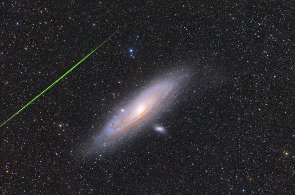 Galaxie Andromeda s meteorem v jednom zorném poli. Autor: Tomáš Rektořík a Vojtěch Černý