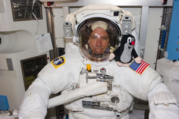 Andrew Feustel s Krtečkem na palubě ISS v roce 2011 Autor: Archiv Do kosmu s Krtkem
